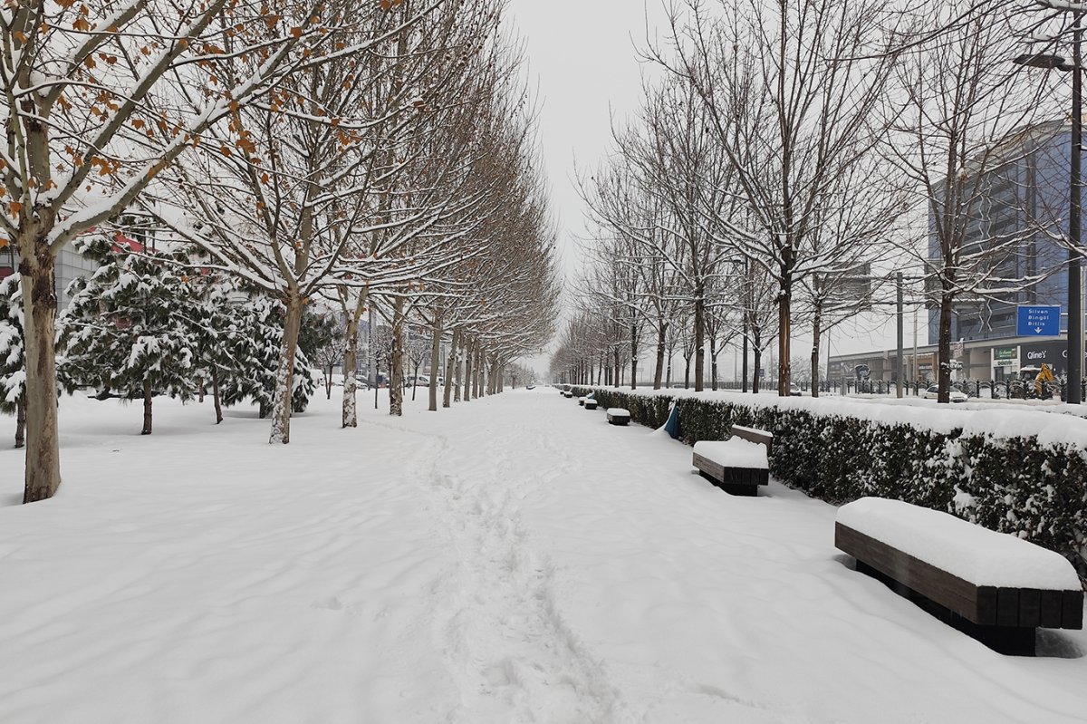 Diyarbakır'da kar yağışı kenti beyaza bürüdü
