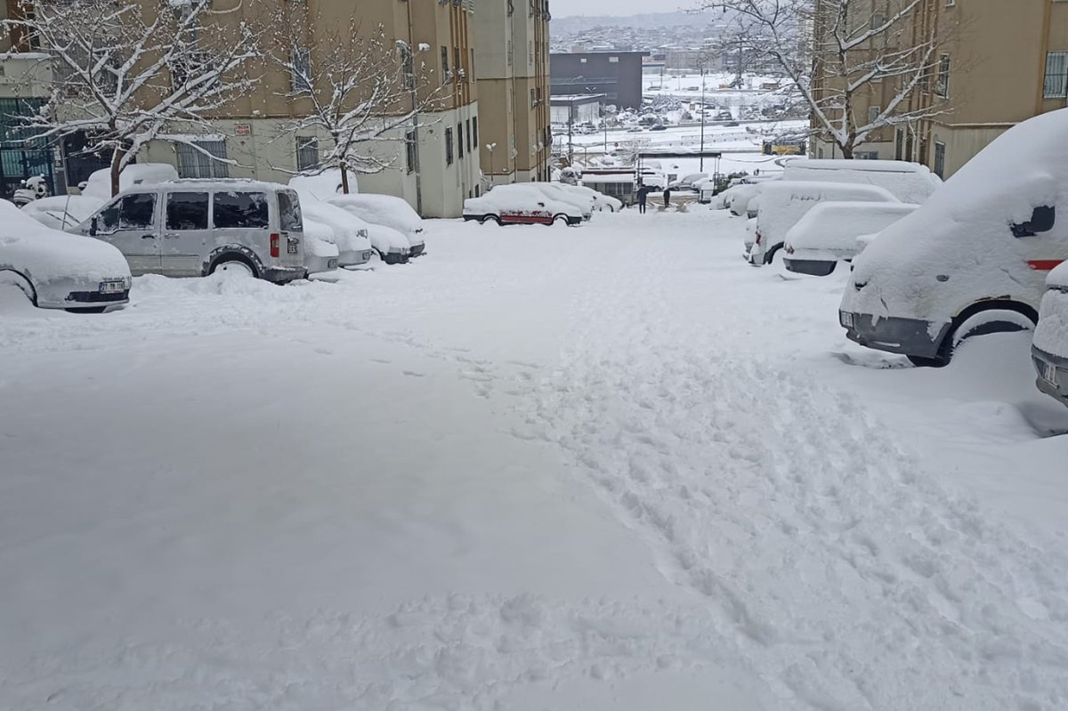 Gaziantep’te karla kaplı yolları açma çalışmaları sürüyor