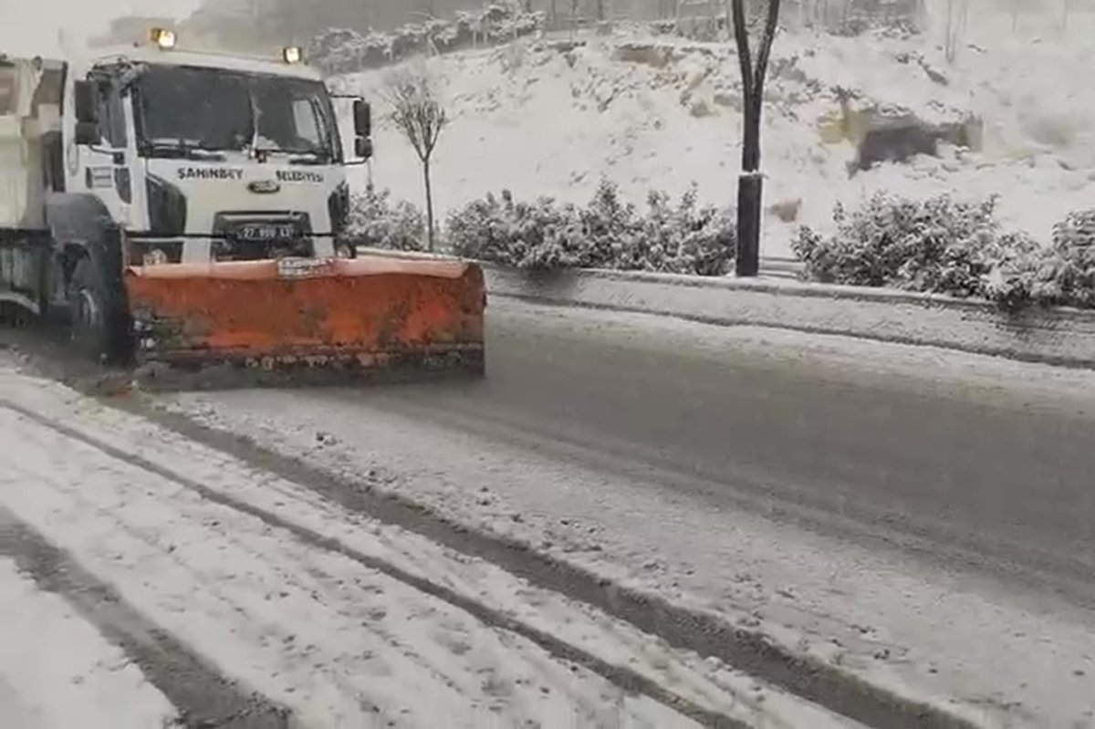 Gaziantep’te karla kaplı yolları açma çalışmaları sürüyor