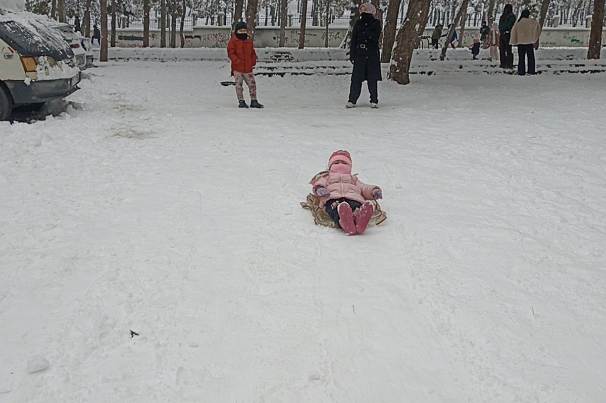 Gaziantep'te yoğun kar yağışı tatilde çocuklar için eğlenceye dönüştü
