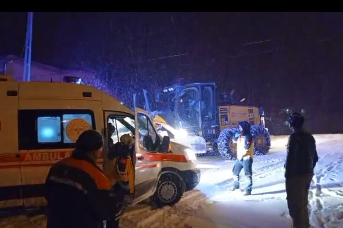 Kar yağışı nedeniyle mahsur kalan vatandaşlar kurtarıldı