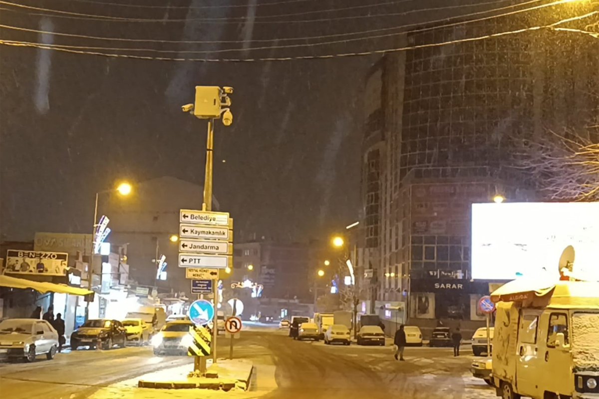 Kar yağışı Şanlıurfa'nın tamamını etkisi altına aldı: Valilikten buzlanma uyarısı