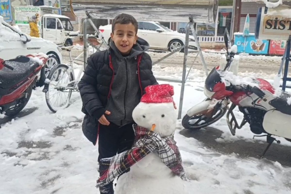 Mardin Nusaybin’de kar yağışı etkili oldu, ilçe beyaza büründü