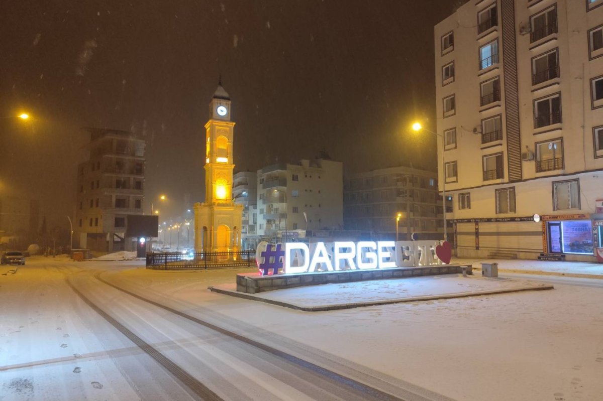 Mardin'de kar yağışı etkisini sürdürüyor