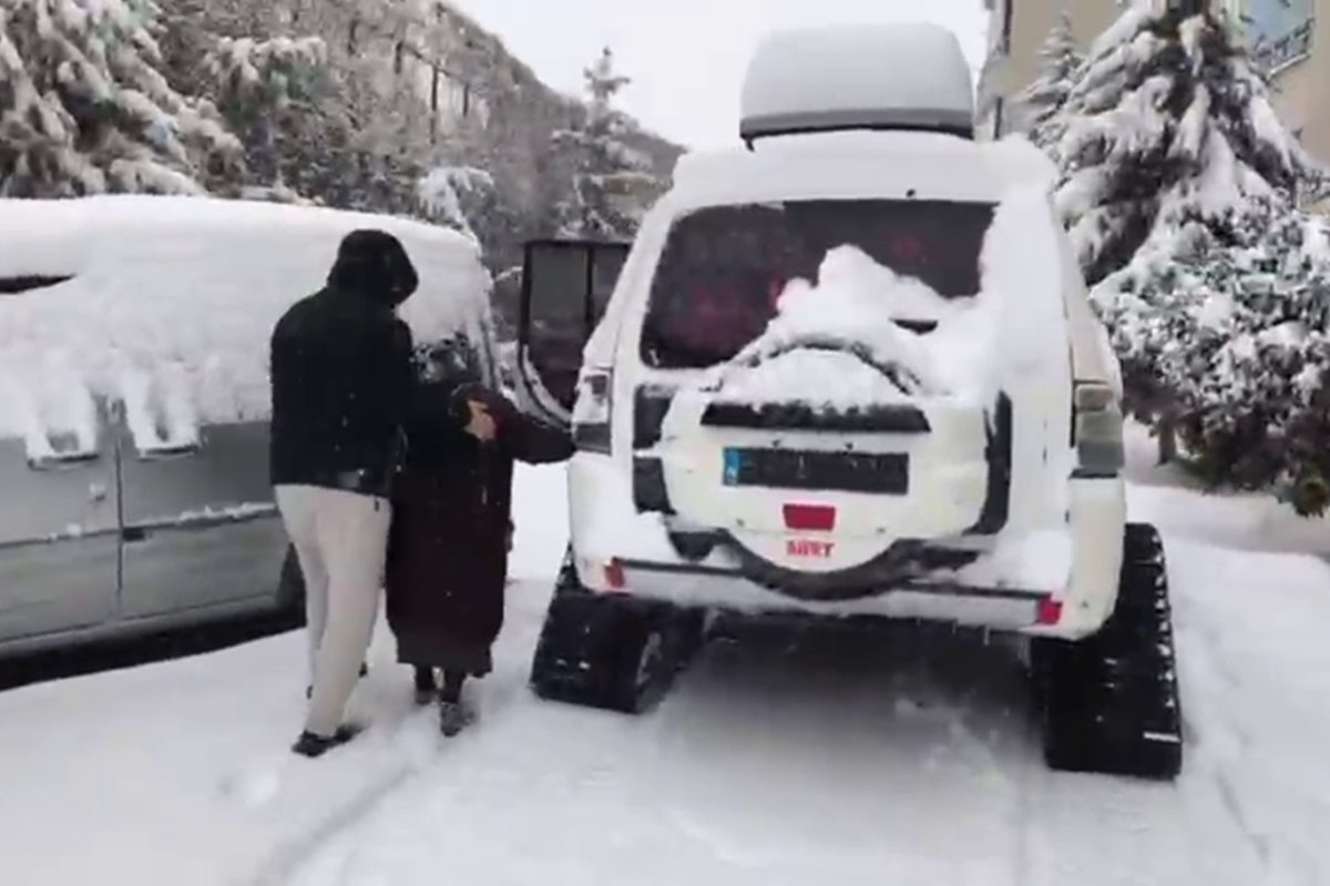 Siirt'te yoğun kar yağışına rağmen diyaliz hastası hastaneye ulaştırıldı