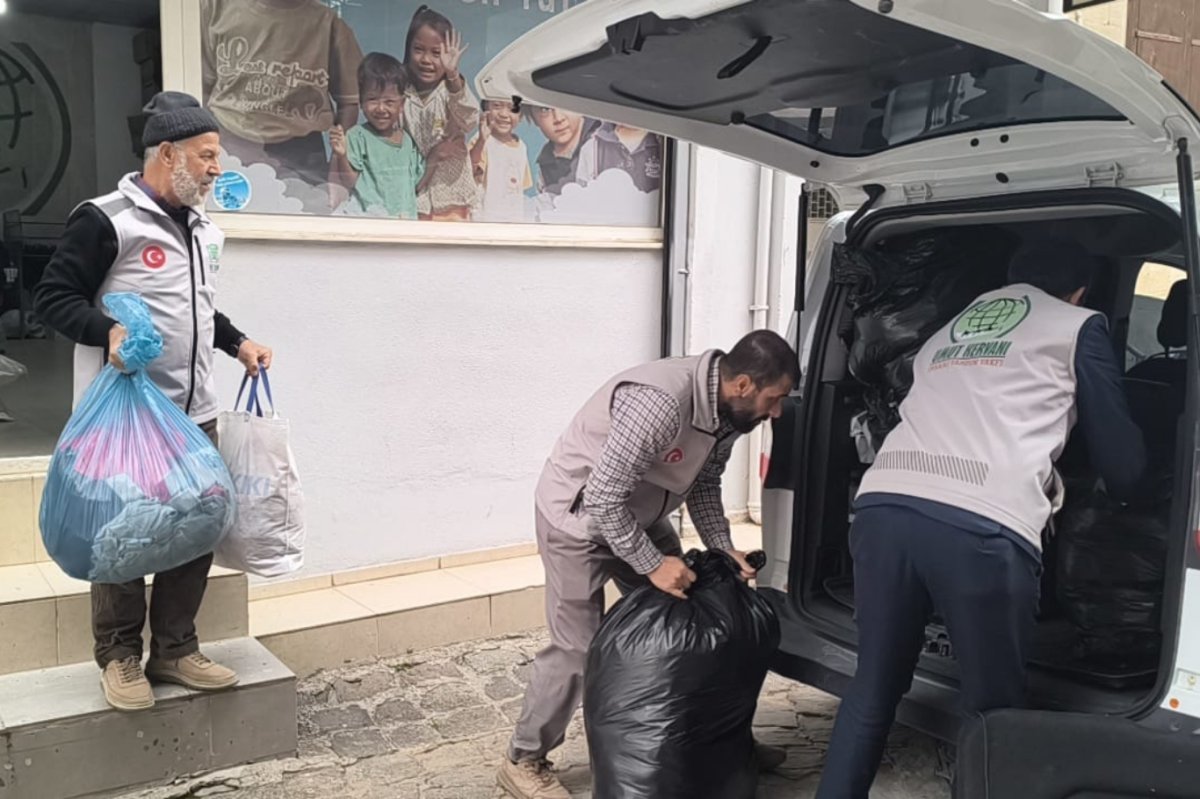 Tarsus Umut Kervanı’ndan ihtiyaç sahiplerine kışlık giyim ve ev eşyası yardımı