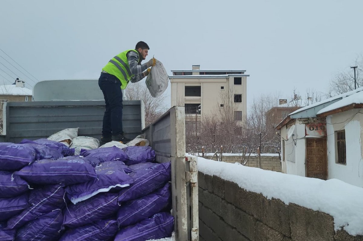 Umut Kervanı’ndan Van’daki ihtiyaç sahiplerine yardım