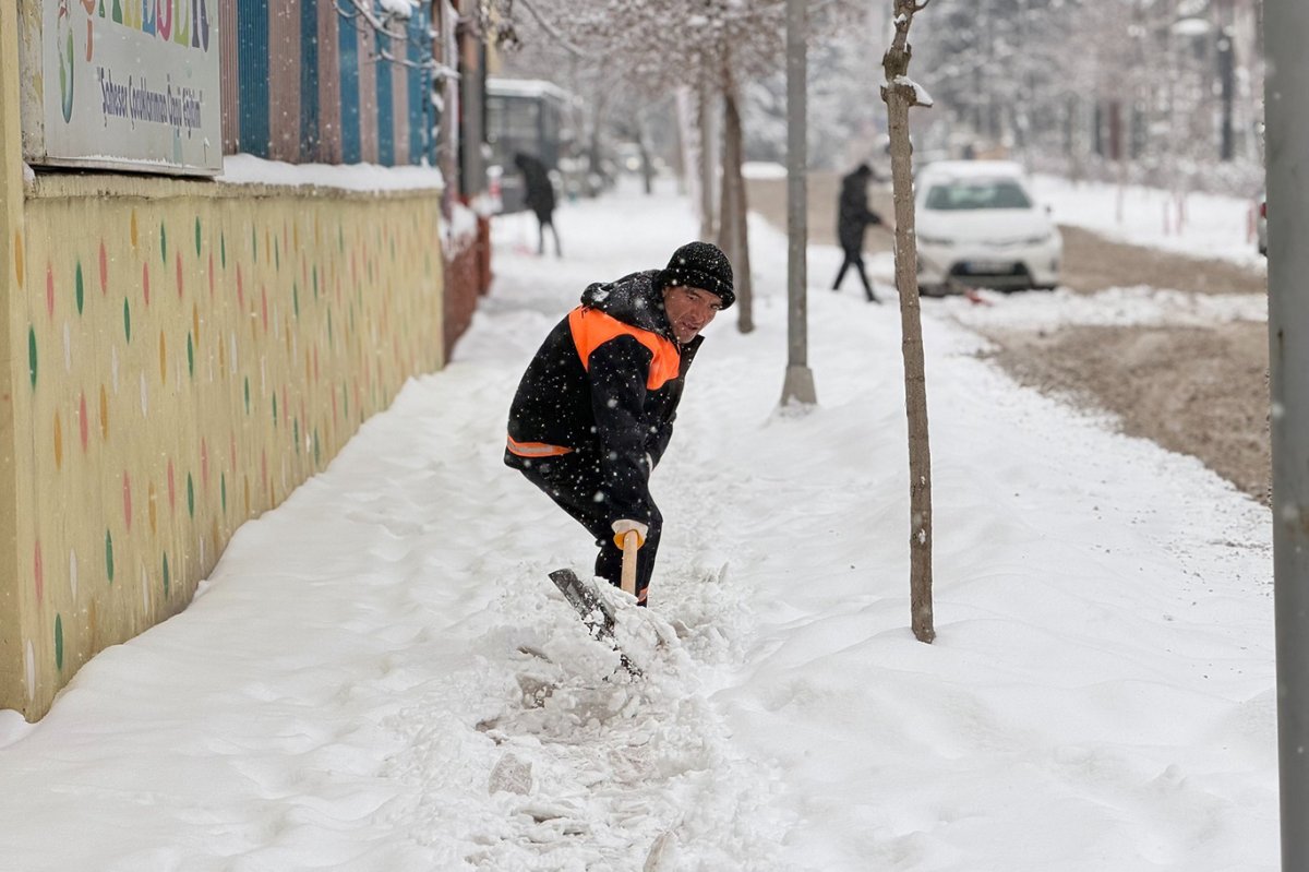 Yeşilyurt Belediyesi'nden karla mücadele çalışması