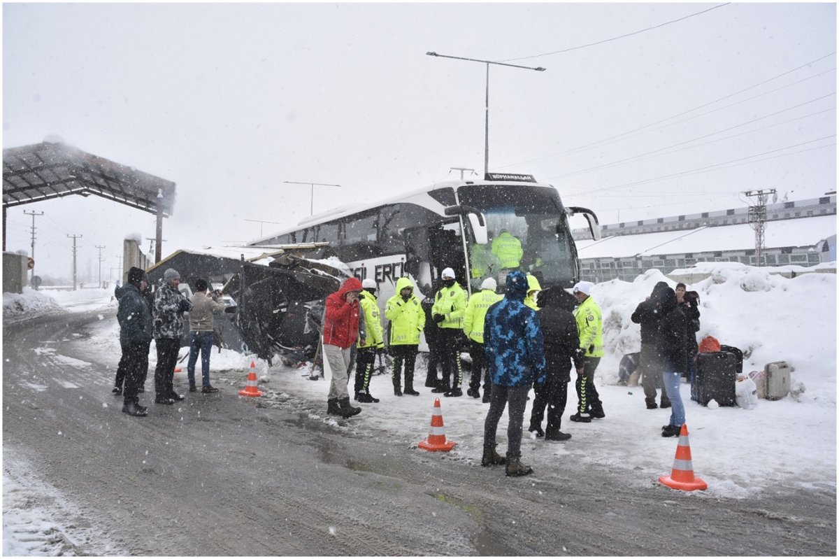 Yolcu otobüsü polis kontrol noktasına daldı, 4 yaralı