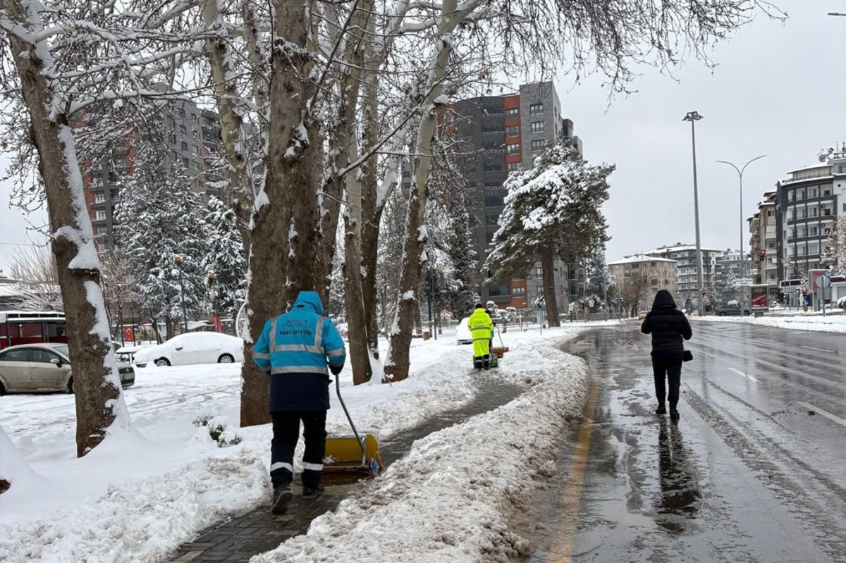 Gaziantep'te kaldırımlarda kar temizliği sürüyor