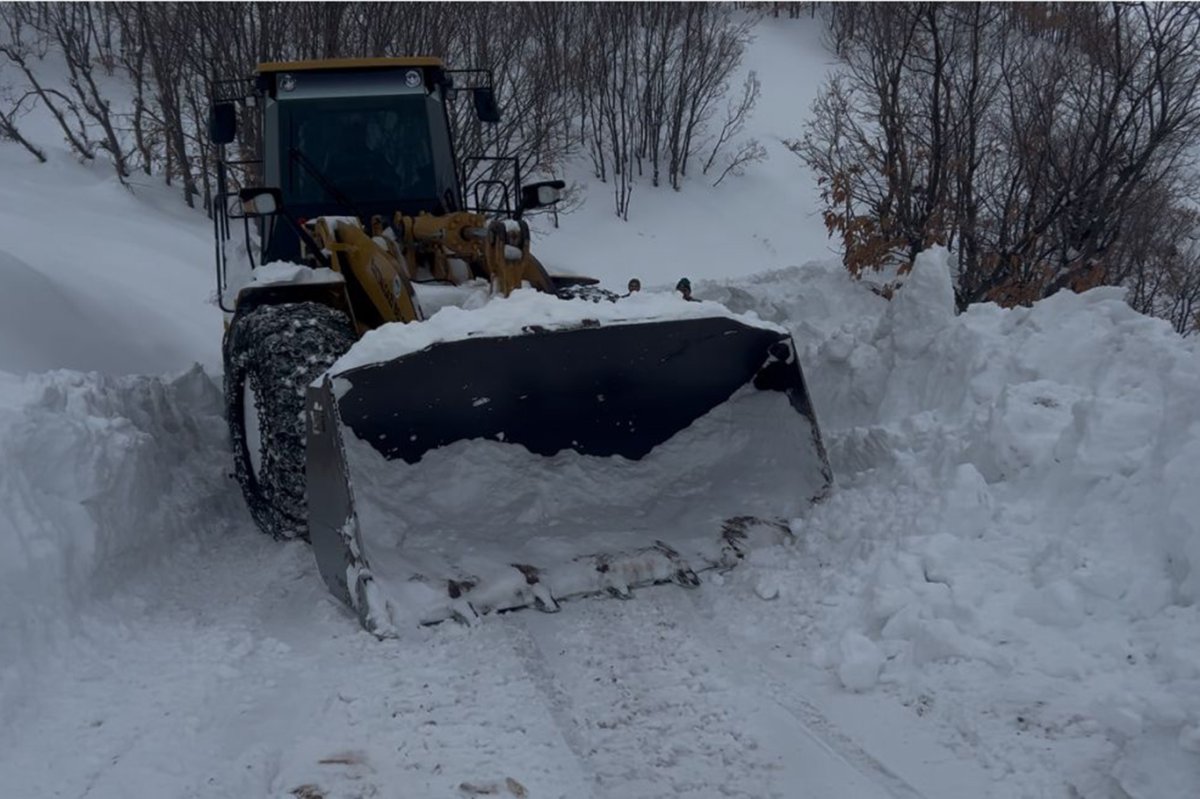 Kalınlığı bir metreyi bulan karlı yollar açılarak kronik hastanın ilaçları ulaştırıldı