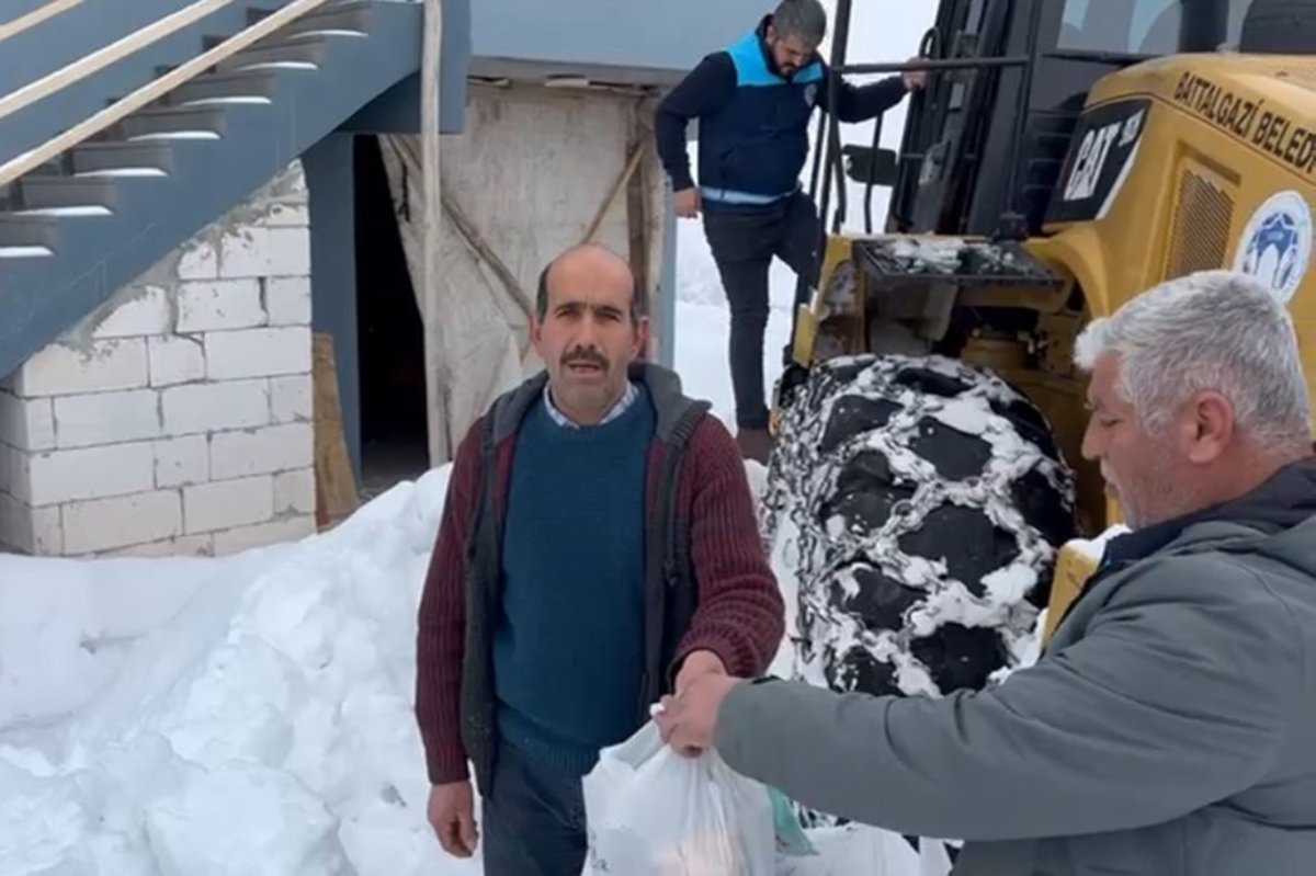 Kalınlığı bir metreyi bulan karlı yollar açılarak kronik hastanın ilaçları ulaştırıldı