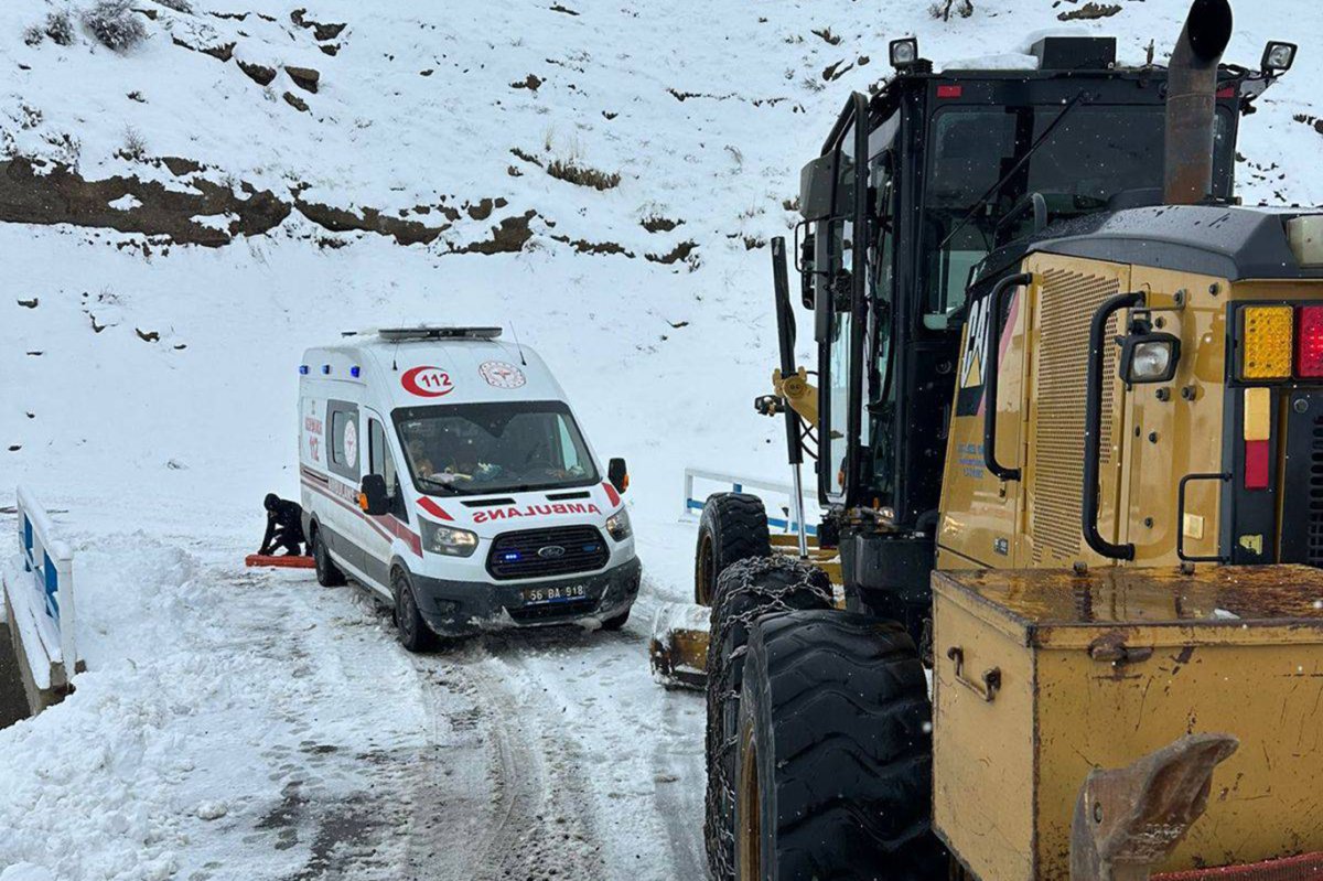 Kar yağışı nedeniyle yolları kapanan yerlerde mahsur kalan hastalar hastaneye ulaştırıldı