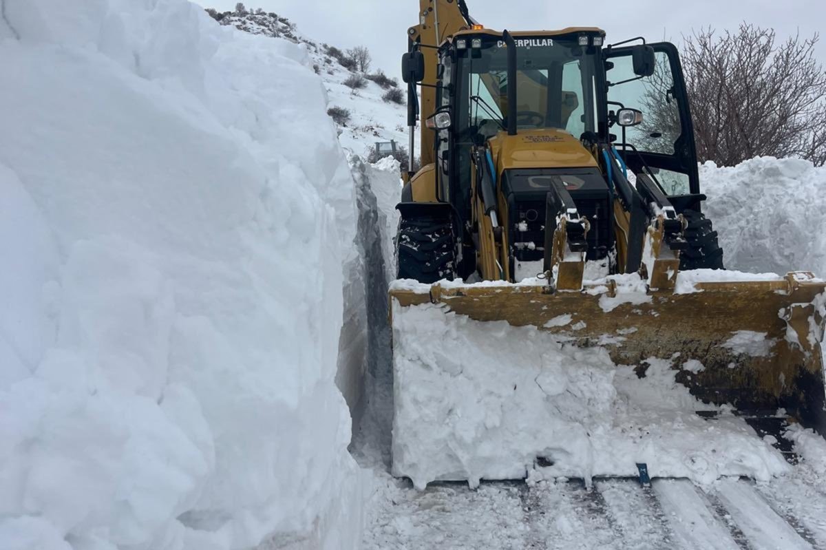 Batman’da köy yollarını açmak için karla mücadele devam ediyor