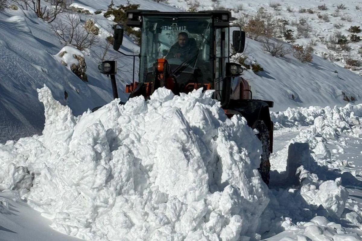 Batman’da köy yollarını açmak için karla mücadele devam ediyor