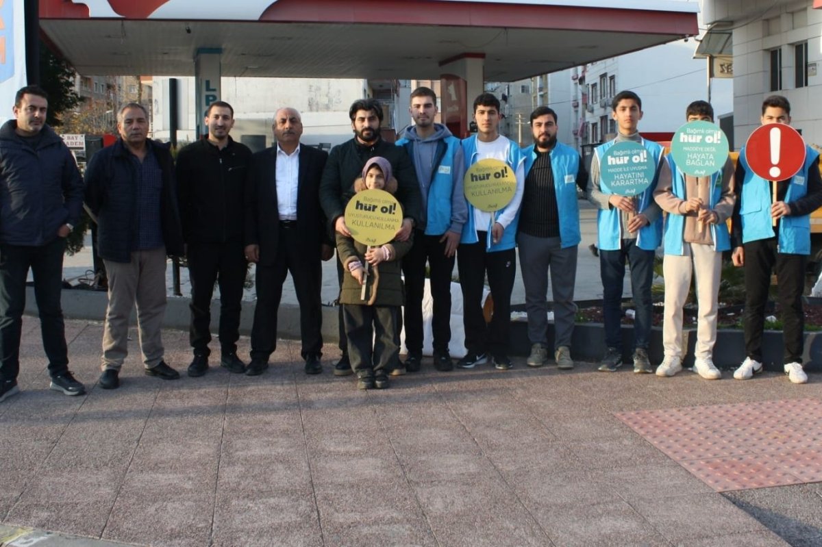 HÜR Gençlik’ten Mersin’de uyuşturucuya karşı farkındalık çalışması