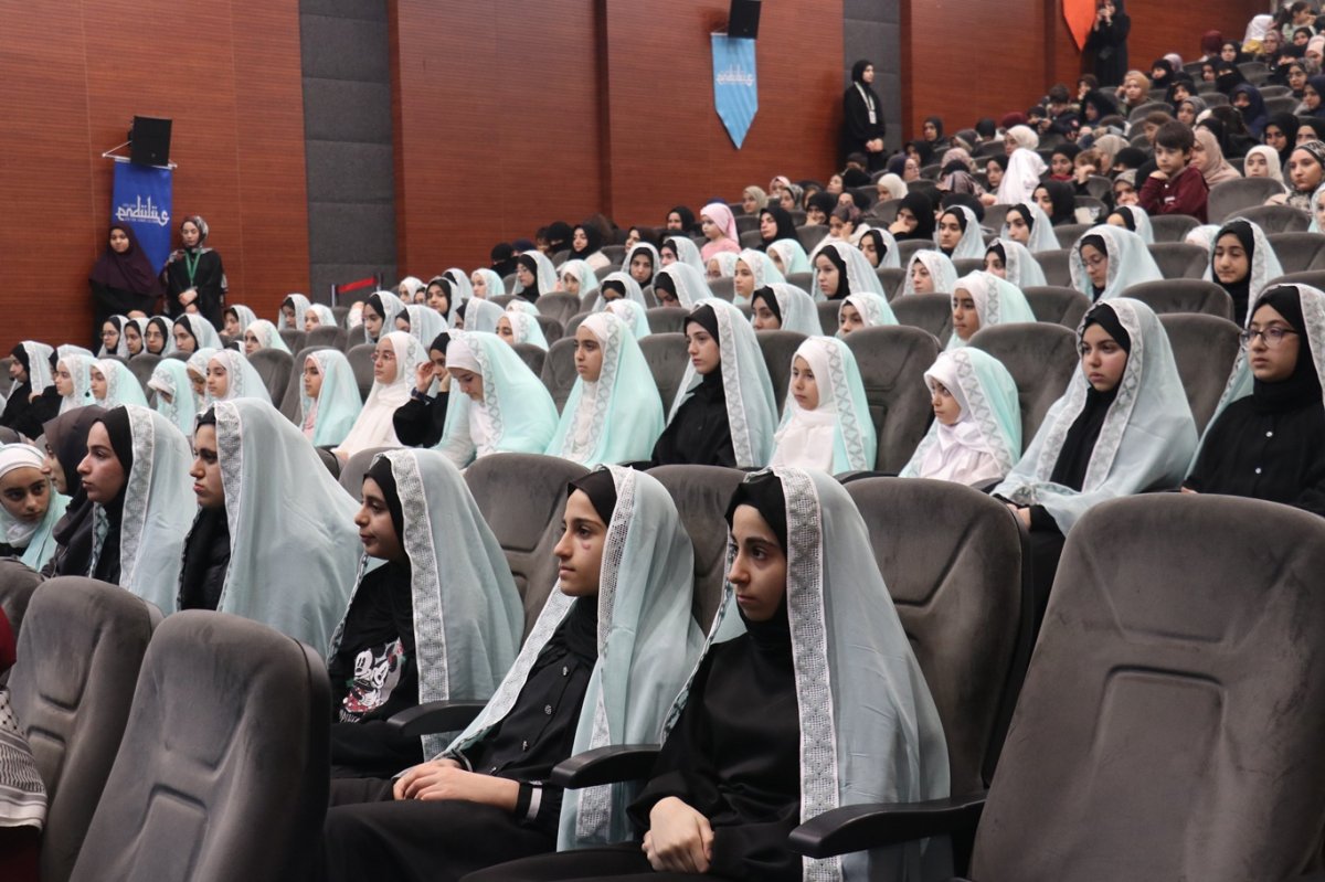 Tesettüre giren yüzlerce genç kız için görkemli tören