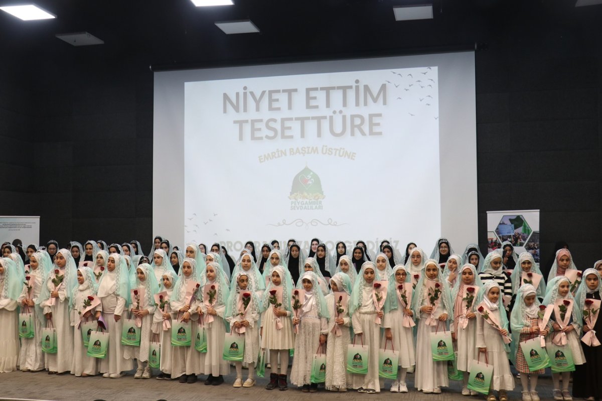 Tesettüre giren yüzlerce genç kız için görkemli tören