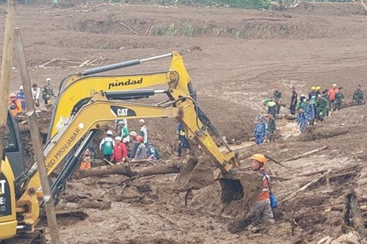 Endonezya'da bir aile, bebeklerinin ağlayışı sayesinde devasa heyelandan kurtuldu