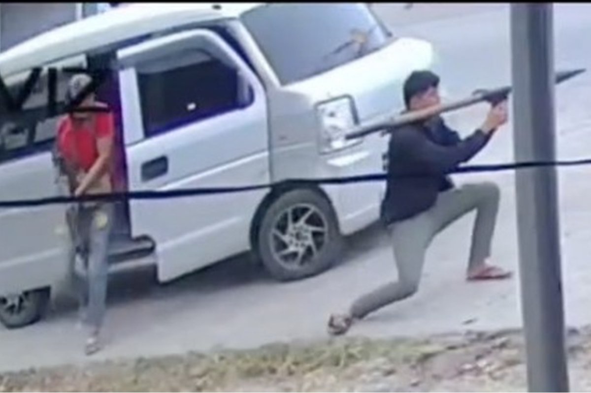 Filipinler'de belediye başkanının aracına roketli saldırı kameralara yansıdı