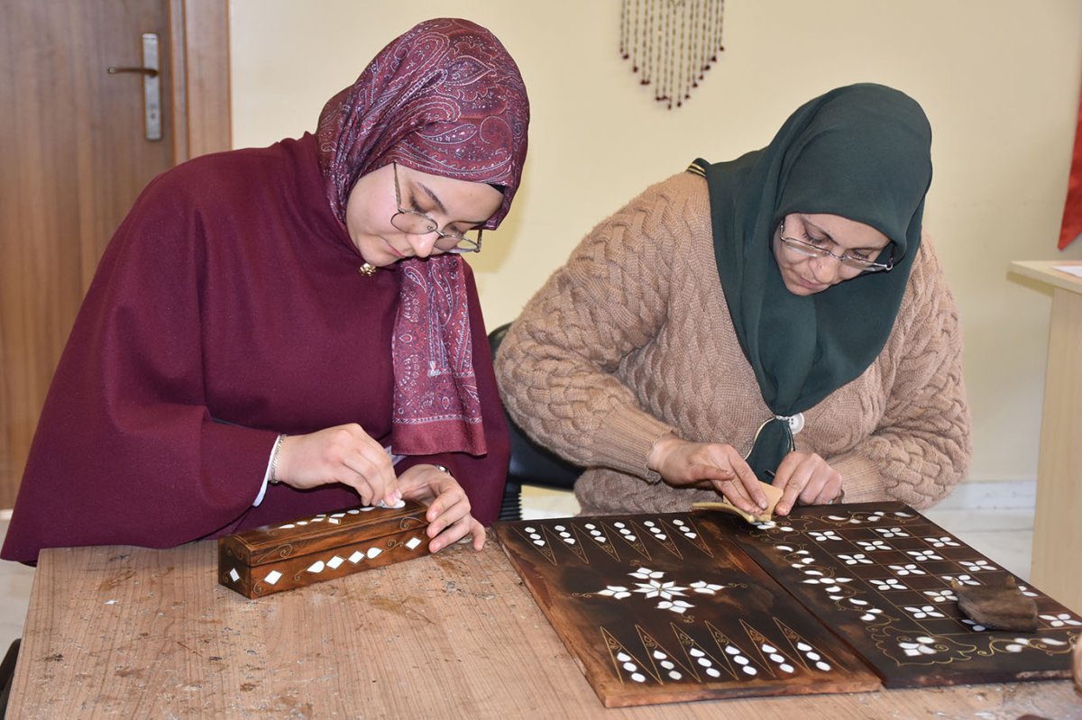 Gaziantep'te unutulmaya yüz tutmuş sedef kakma işlemeciliği açılan kursla yaşatılmaya çalışılıyor