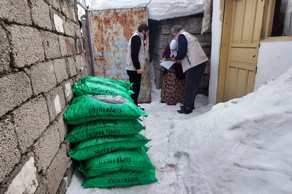 Umut Kervanından Ağrı’da onlarca aileye kömür desteği