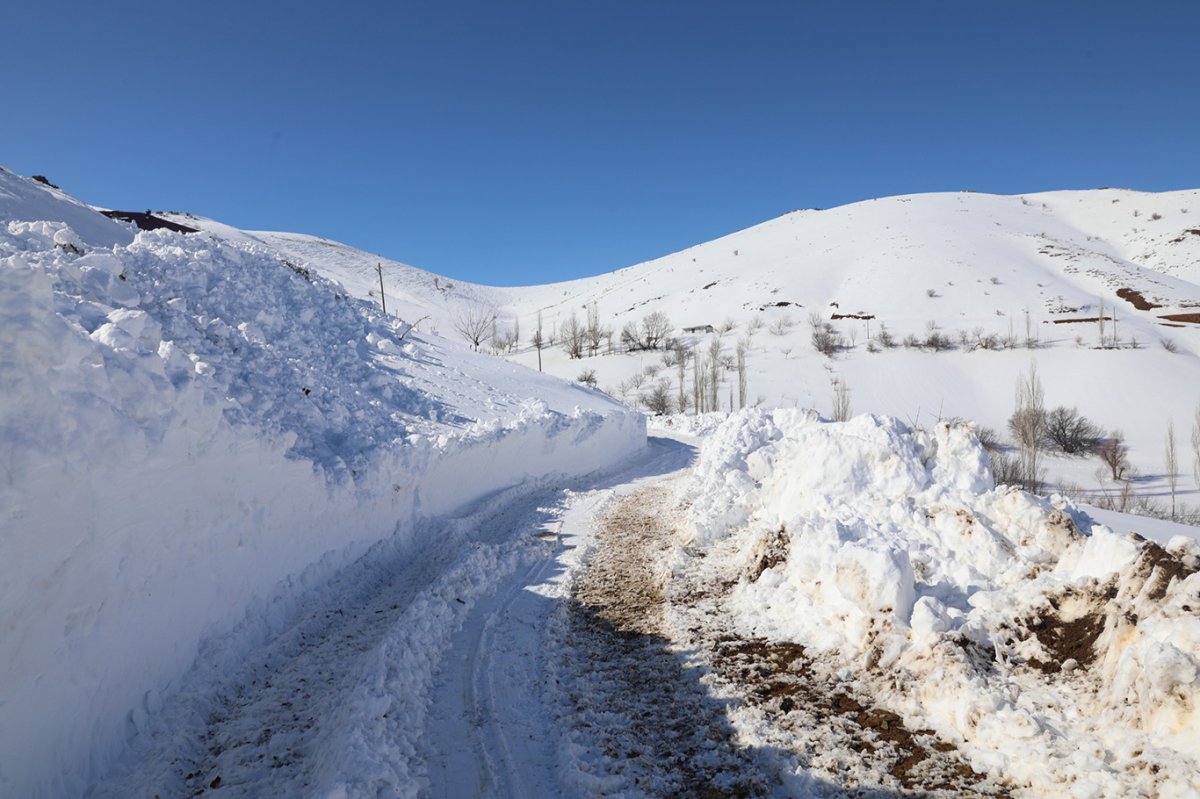 Kar kalınlığının 2 metreyi bulan yollar ulaşıma açıldı