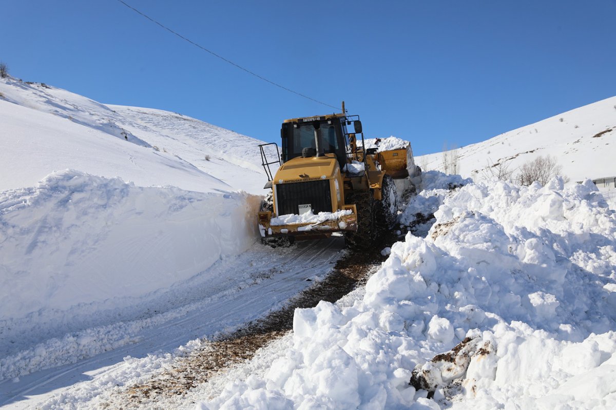 Kar kalınlığının 2 metreyi bulan yollar ulaşıma açıldı