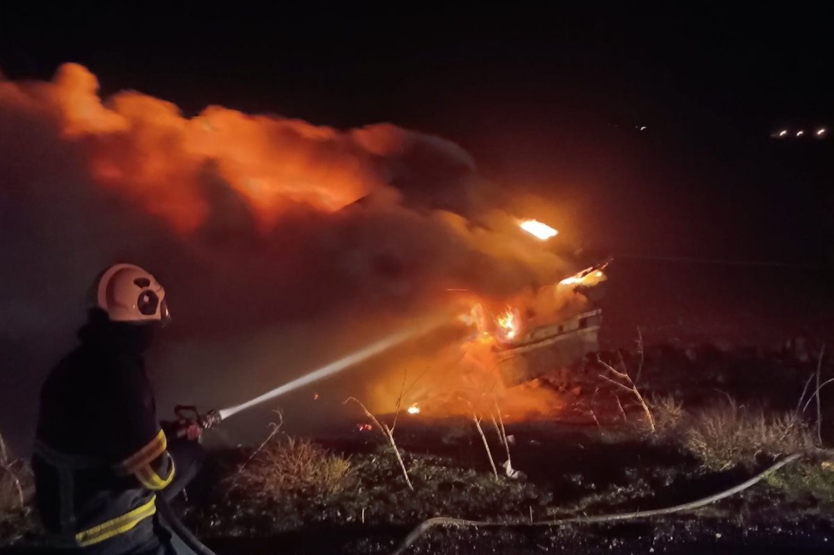 Mardin’de seyir halindeki tır alev aldı, geriye demir yığını kaldı