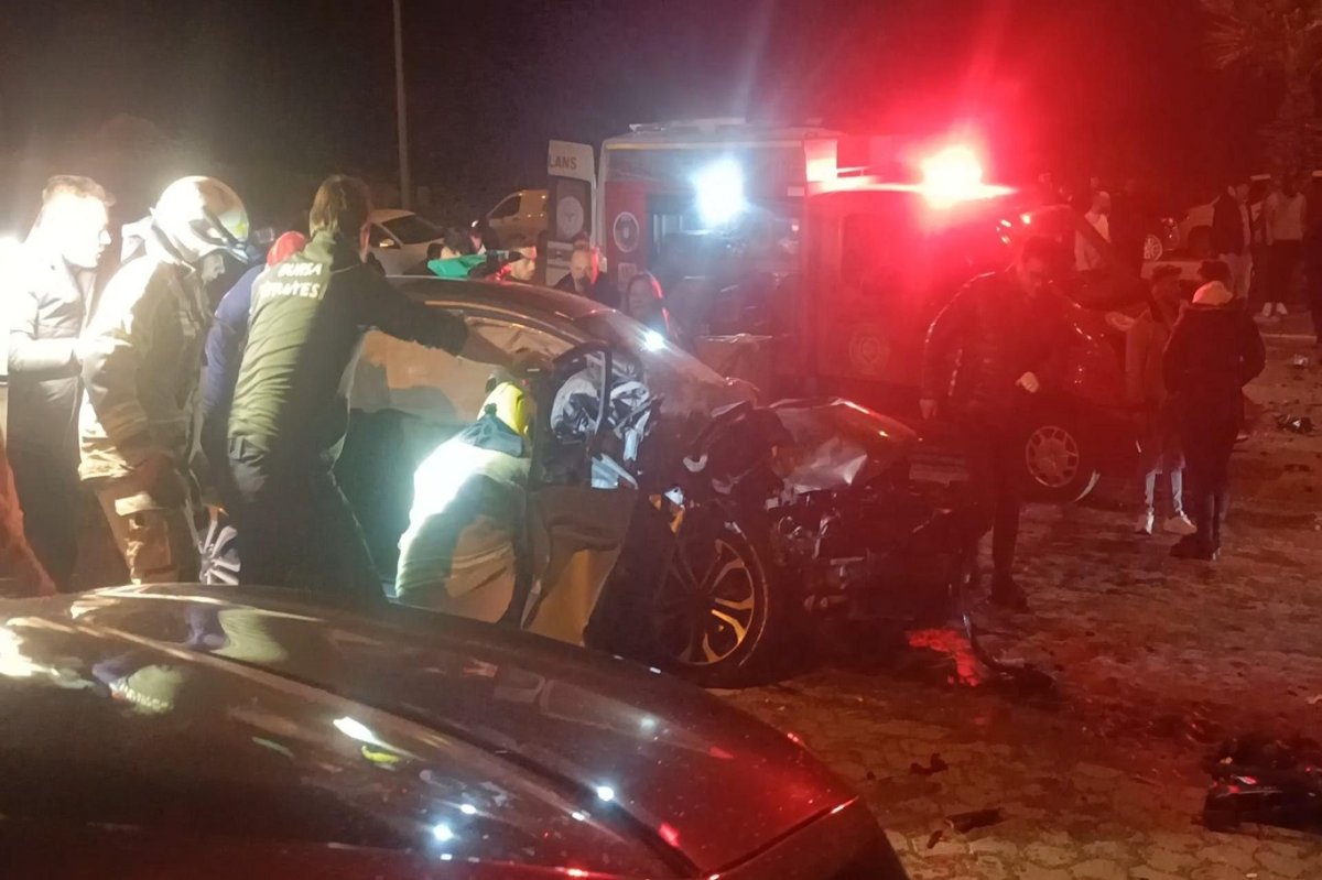 Bursa’da iki araç kafa kafaya çarpıştı: 3 yaralı