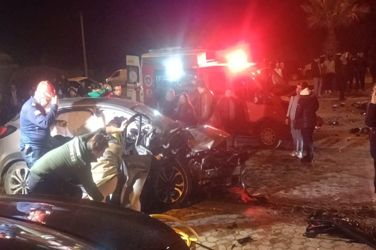 Bursa’da iki araç kafa kafaya çarpıştı: 3 yaralı