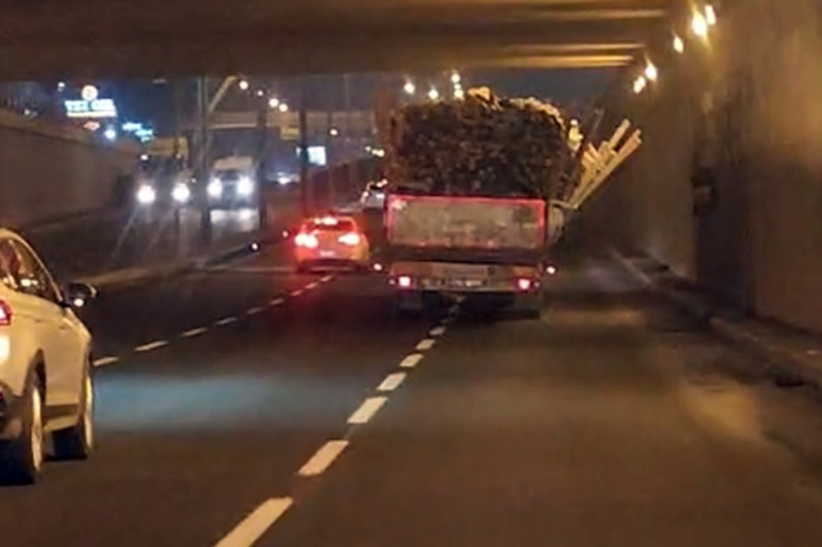 Diyarbakır'da aşırı yüklü kamyon tehlike saçtı