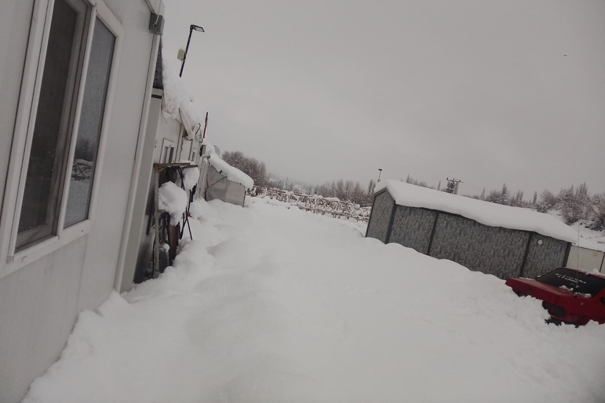 Malatya Doğanşehir'de kar yağışı, konteyner kentte yaşamı zorlaştırdı