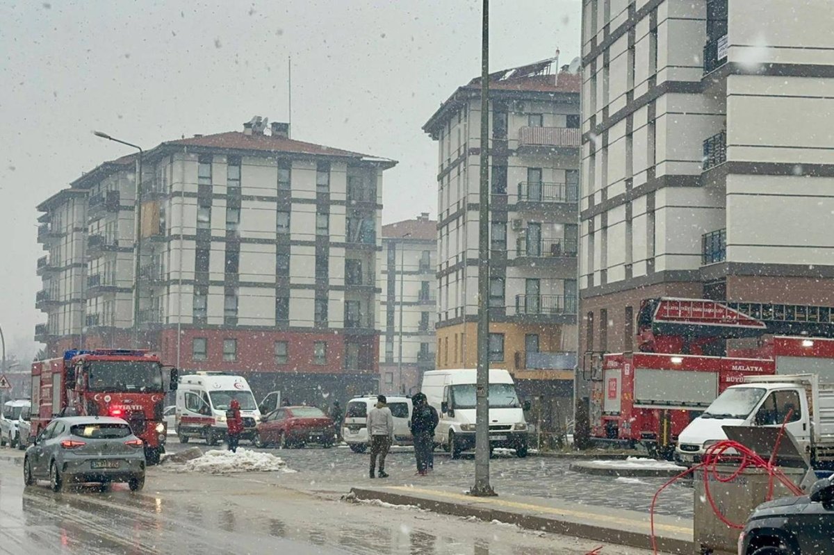 Malatya'da TOKİ çalışanı darp edildiği iddiasıyla çatıya çıkarak yardım istedi