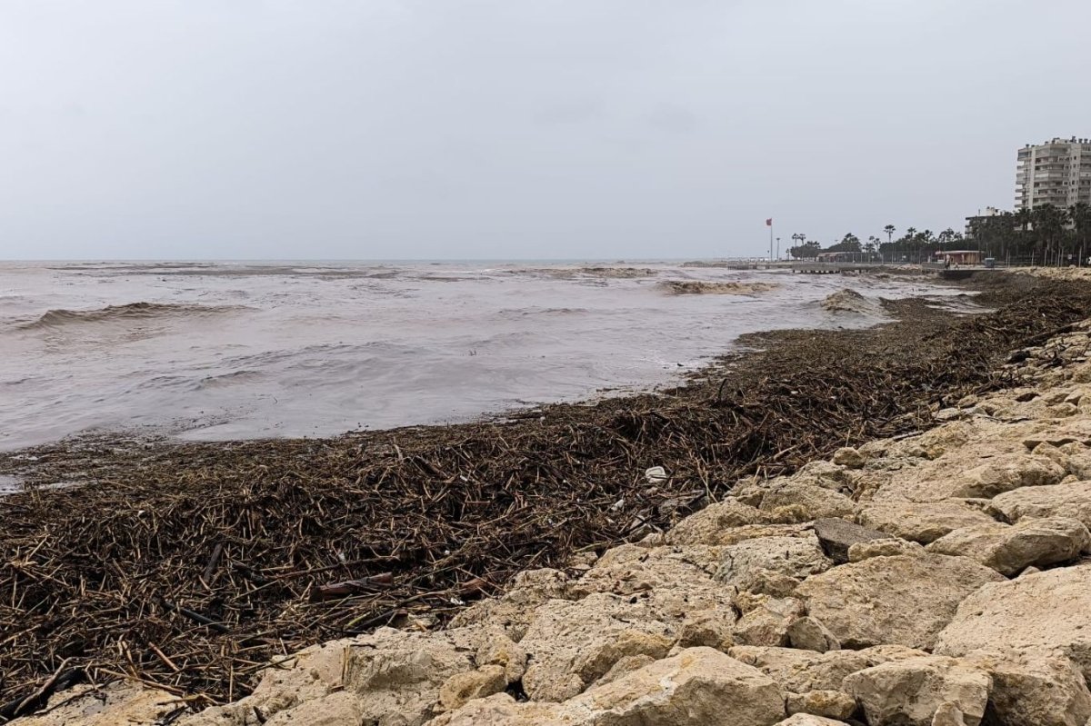 Mersin’i sel vurdu: Şiddetli yağış hayatı olumsuz etkiledi
