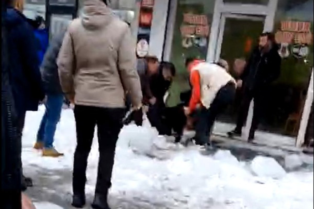 Ağrı’da 5. kattan düşen kar kütlesi genç kadını yaraladı