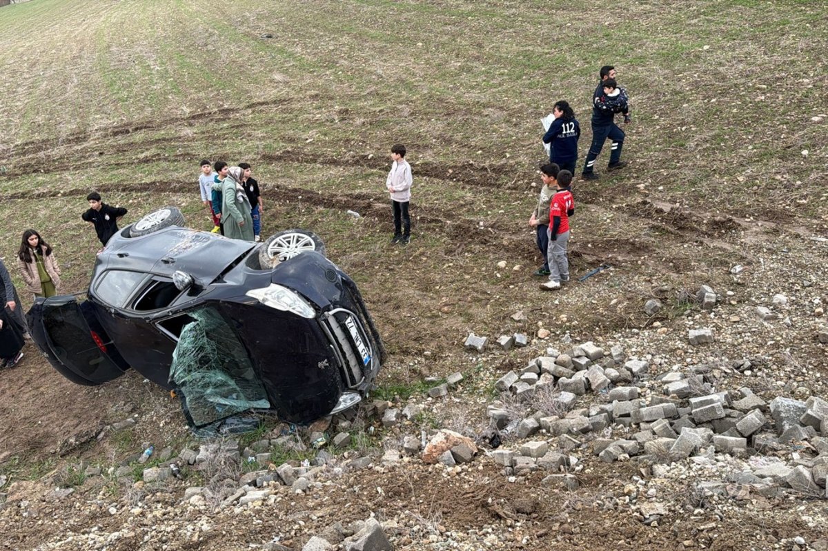 Batman'da sürücüsünün direksiyon hakimiyetini kaybettiği otomobil takla attı: 3 yaralı