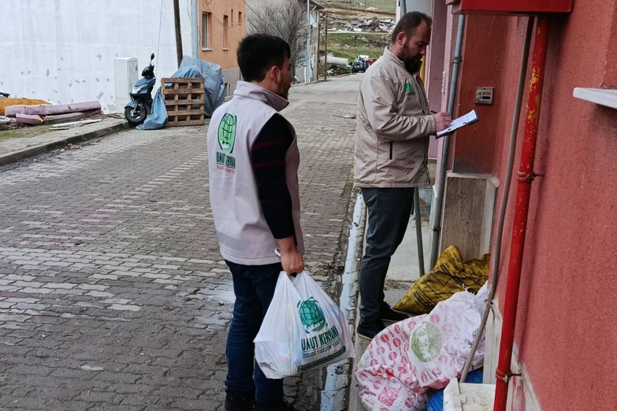 Bozüyük Umut Kervanı’ndan ihtiyaç sahibi alelere gıda yardımı