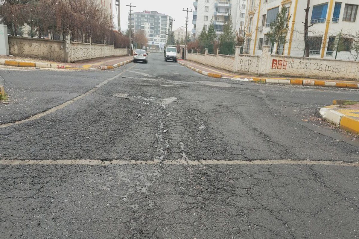 Kar eridi, bozuk yollar gün yüzüne çıktı