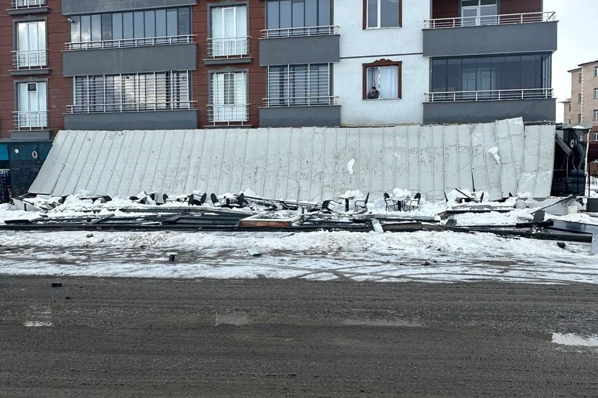 Kar kütlesinin ağırlığı Ağrı'da bir işyeri ve bazı araçlara zarar verdi