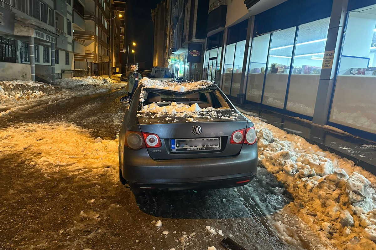 Kar kütlesinin ağırlığı Ağrı'da bir işyeri ve bazı araçlara zarar verdi