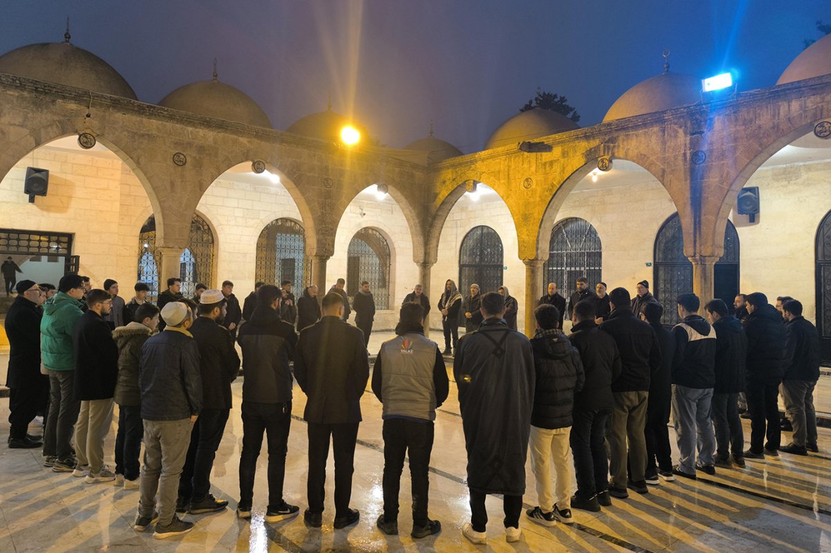 Şanlıurfa'da gençler sabah namazında buluştu