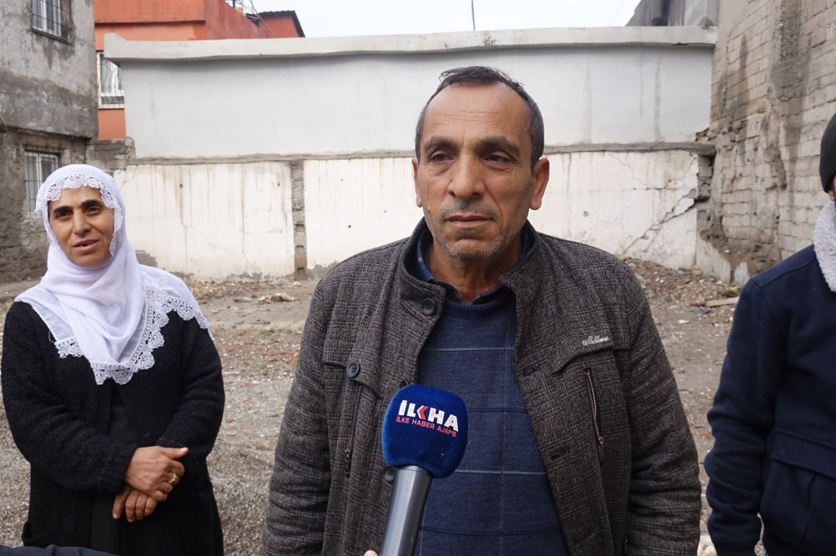 Depremde evi yıkılan aile, ruhsat gerekçesiyle konut yapamıyor