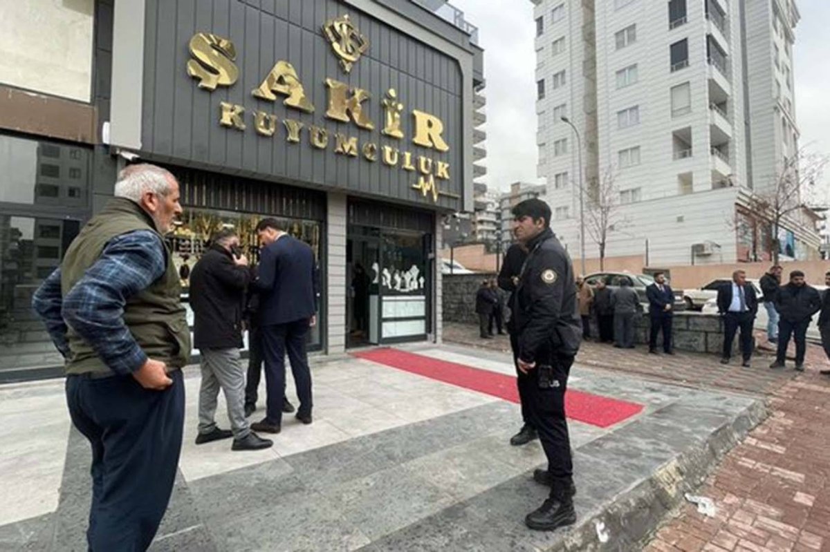 Şanlıurfa’da kuyumcuya silahlı soygun girişimi: 1 polis yaralandı