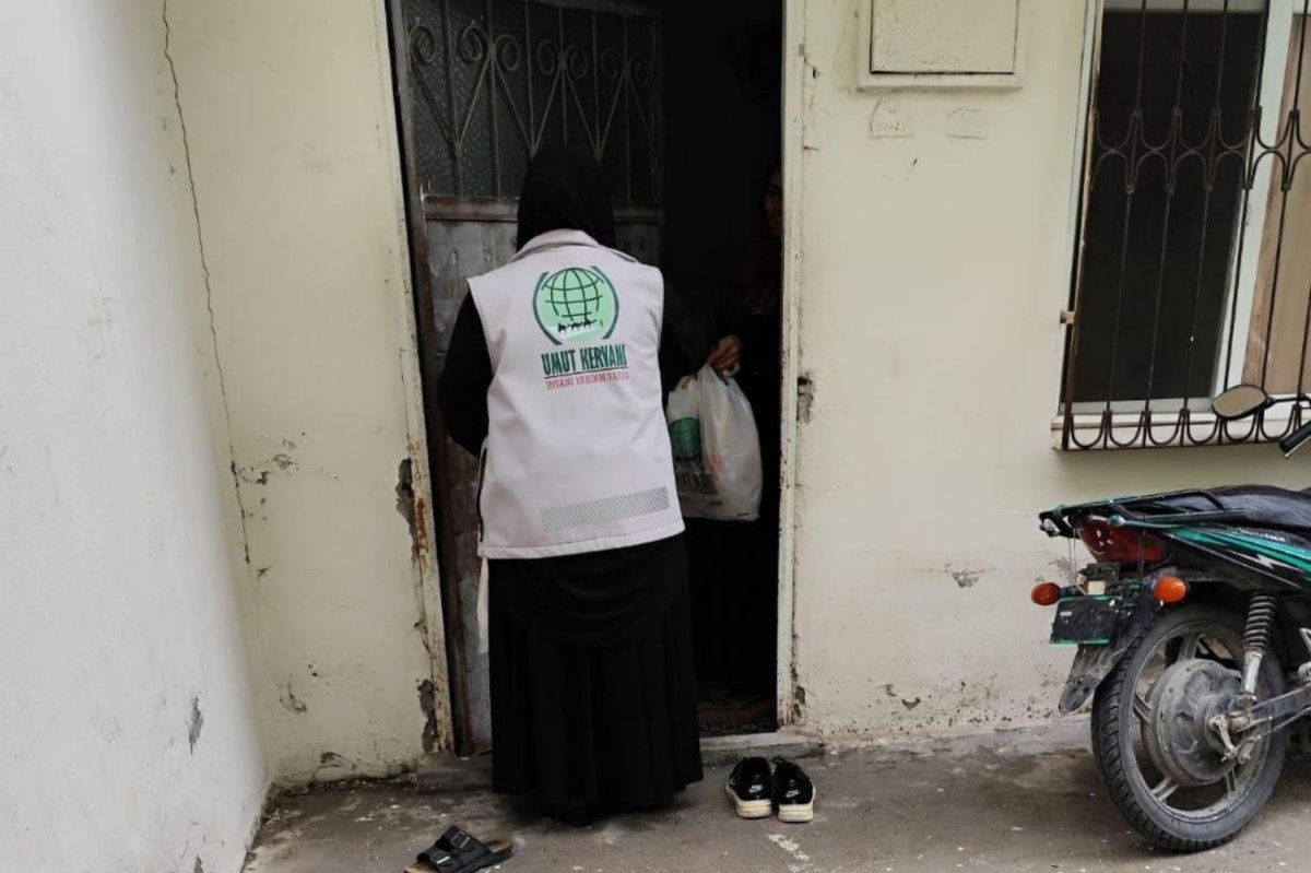 Tarsus Umut Kervanı’ndan Berat Kandili vesilesiyle ihtiyaç sahiplerine yardım