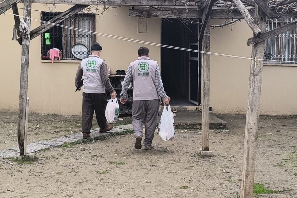 Tarsus Umut Kervanı’ndan Berat Kandili vesilesiyle ihtiyaç sahiplerine yardım