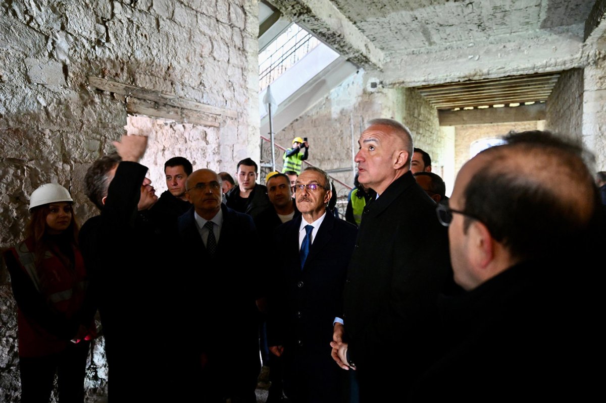 Bakan Ersoy Malatya'da restorasyonu süren tarihi yapılarda incelemelerde bulundu