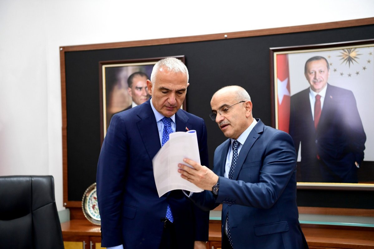 Bakan Ersoy Malatya'da yapılan bölgenin en büyük kütüphane inşaatını inceledi