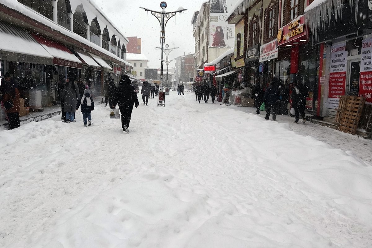 HÜDA PAR’dan Ağrı'daki kar temizleme çalışmalarının yetersizliğine "sembolik karneyle" tepki