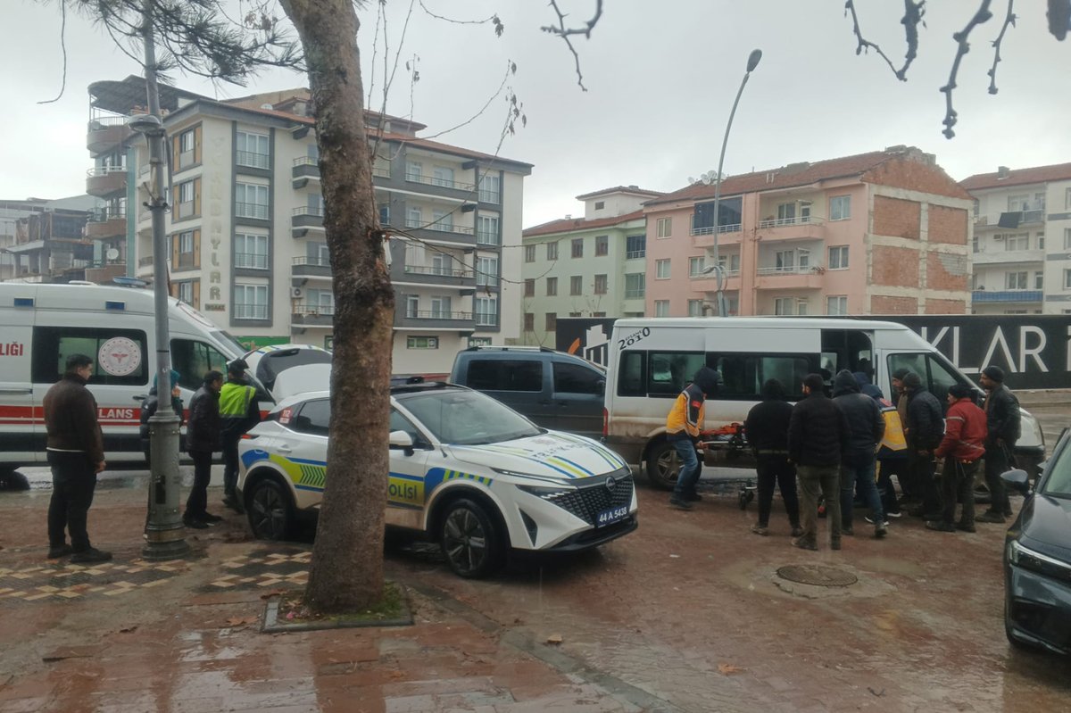 Malatya'da işçi servisi ile otomobil çarpıştı: 2 yaralı
